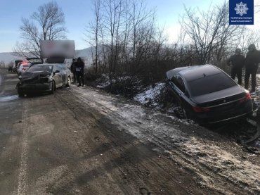 Снежное ДТП в Закарпатье: "BMW" улетела в кювет, другому автомобилю не позавидуешь 