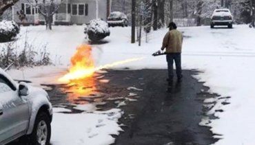 Американець Натаніель Каплінгер бореться зі снігом за допомогою вогнемета