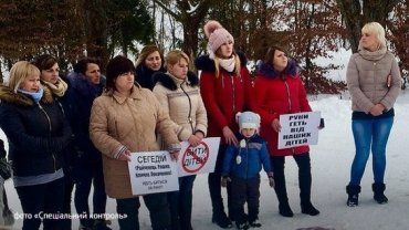 Мешканці села Верхня Грабівниця Закарпатської області вимагають звільнити директора місцевої школи.