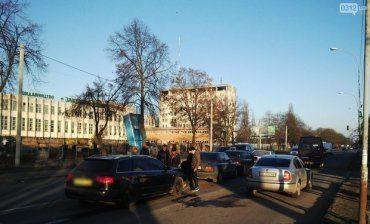 В Ужгороді зіштовхнулися відразу чотири автівки