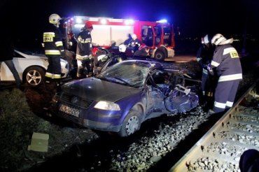 У Польщі автівка з українцями "влетіла" під потяг, є жертви