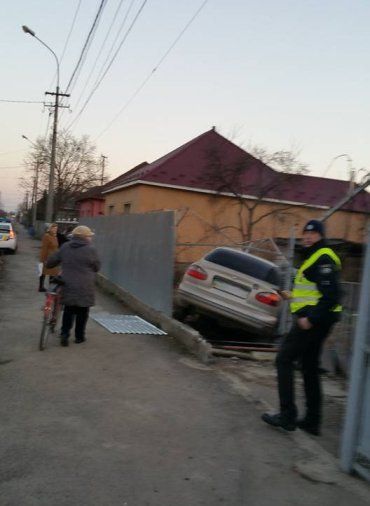 У Мукачеві автівка протаранила паркан і в’їхала в приватний двір
