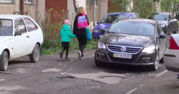 Школи й дитсадки в Ужгороді. Бездоріжжя, сміття та бродячі собаки