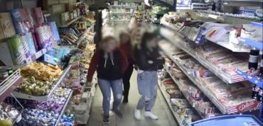 В Закарпатье позорная кража молодой девушки попала на видеокамеру