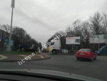 У Мукачево біля ринку "ГІД" врізалися одна в одну вантажівка з легковиком "Пежо"