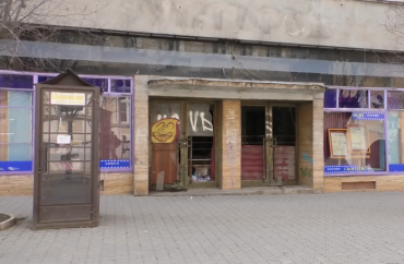 Будівля кінотеатру "Ужгород" у центрі міста перетворилася на сміттєзвалище