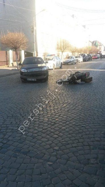 У ДТП в закарпатському Мукачево зіткнулися мотоцикл і легковик