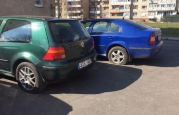 Закарпатське Берегово: більше десятка понівечених автівок та ножовий напад на сусіда