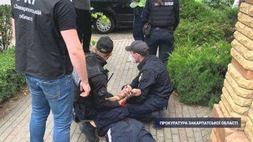 Прокуратура погодила підозру чоловіку, що напав на пенсіонера в Ужгороді