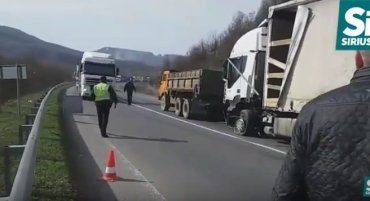Закарпаття. Вантажівка внаслідок пошкодження колеса з'їхала в кювет на Свалявщині
