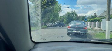 ДТП в Ужгороде: Черный автомобиль практически прижали 