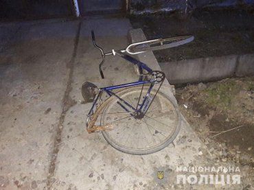 Мешканець Закарпаття на "Шкоді" наїхав на велосипедистку і зник з місця події