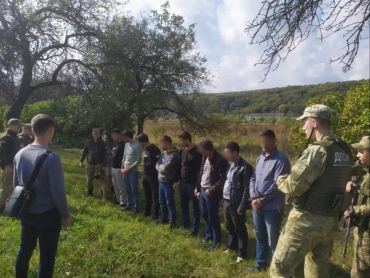 Прикордонники Закарпаття зупинили "мікрик" українця, що перевозив вісім нелегалів