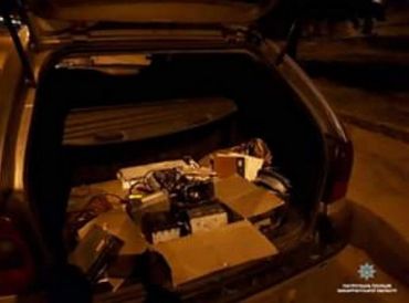 В Ужгороді патрульні виявили кількох осіб, з, імовірно, викраденими автомагнітолами