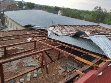 Возле Ужгорода шквальный ветер сорвал крышу дома