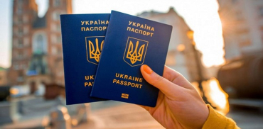 Военнообязанным украинцам за границей запретили получать паспорта 