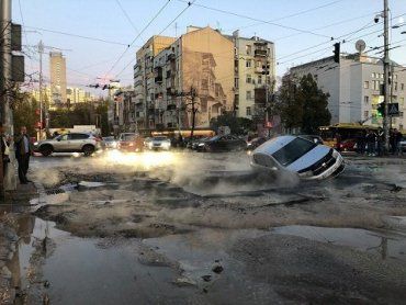 В центре Киева провалился асфальт, две машины ушли под землю