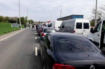 Количество машин на границе с двумя государствами в Закарпатье превышает три сотни 