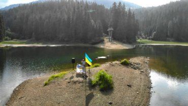 Закарпаття. На Синевирському озері записали україномовний годинний мікс до Дня Незалежності України