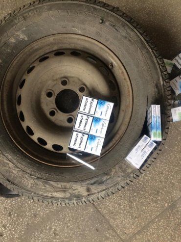 итники Закарпаття вилучили в українця запаковане цигарками запасне колесо