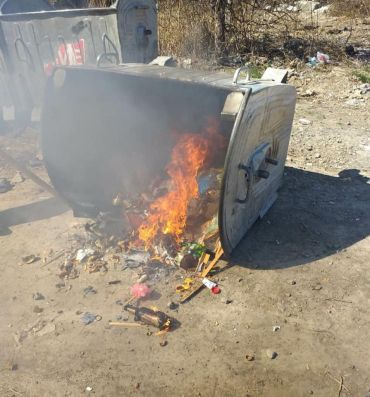 Закарпаття. Невідомі палії палять сміття на спецмайданчиках в Ужгороді