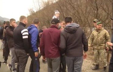 Закарпаття. На кордоні з Румунією знову перекривали дорогу — через встановлення огорожі