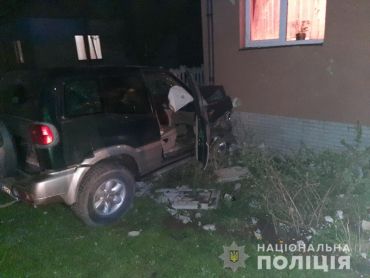 В Закарпатье водитель джипа разбился об стену частного дома