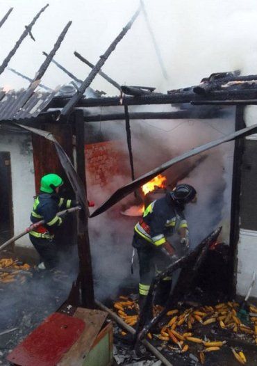 В селе в Закарпатье соседи и пожарные отстояли от огня жилой дом