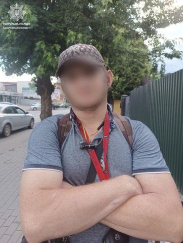 В Ужгороде хитрый наркоман спрятался от патрульных за деревьями 