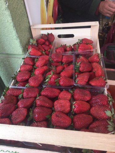 В Закарпатье жители уже могут купить любимую летнюю ягоду 