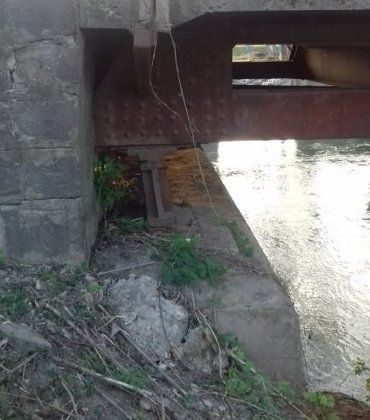 Жителі Закарпаття бідкаються на небезпечний мостоперехід, який може похоронити десятки життів! (ФОТО)