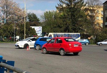 Два легкові автомобілі не змогли "мирно розійтися" біля собору Кирила і Мефодія