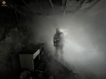В Закарпатье бойцы ГСЧС вытащили женщину из горящего дома