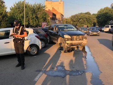 В самом центре Ужгорода водитель внедорожника устроил ДТП с маршруткой 
