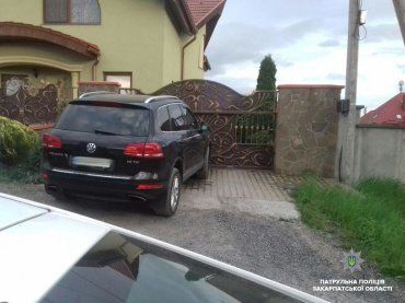 В Ужгороді водій "під шафе" наїхав на припарковану автівку