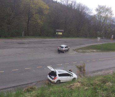 На міжнародній трасі "Чоп-Київ" зіткнулися два автомобілі