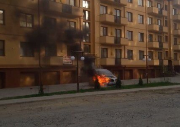 Іномарка, що спалахнула в нічному Ужгороді, вигоріла вщент