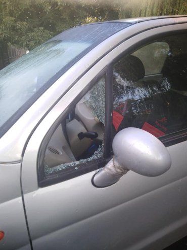 Битые стекла, пропавшие документы: В Ужгороде по утрам грабят автомобили на парковках 
