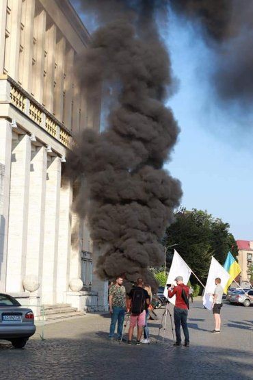 В Ужгороді засуджують радикалів, що палили шини у стін облдержадміністрації