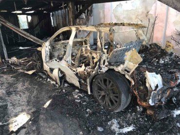 В Ужгороде неконтролируемый пожар оставил от машины только контур 