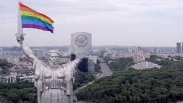 Накануне 22 июня Родину-мать в Киеве недоноски нарядили в ЛГБТ-символику