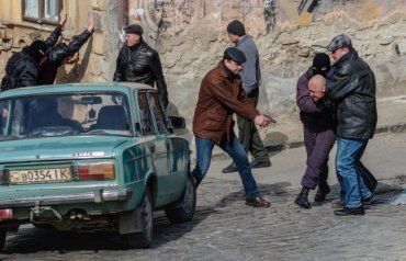 В центре Ужгорода стреляются банды: Все снимают видеокамеры, улица перекрыта 