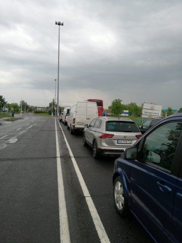 Нна кордонах Закарпаття зі СЛоваччиною та Угорщиною — величезні автомобільні "пробки"