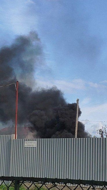 Дым видно отовсюду: В Ужгороде цыганский табор охвачен огнём 