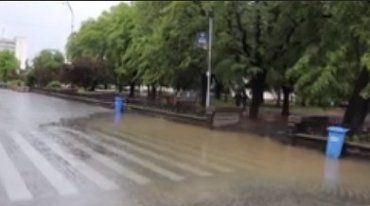 Площу Петефі в Ужгороді затопило через недогляд підрядника