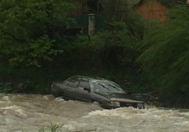 На трасі в горах Закарпаття авто опинилося в річці