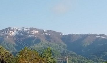 У горах Закарпаття й далі падає сніг, хоча на дворі майже середина квітня