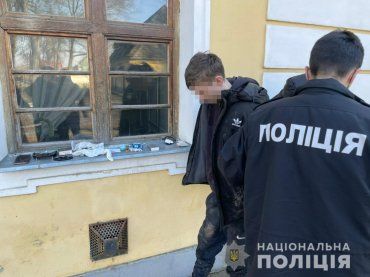 В Закарпатье подросток ходил по городу с оружием и наркотиками 
