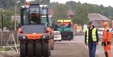 Закарпаття. Дорожня техніка на ремонті дороги Мукачево–Рогатин працює без зупину