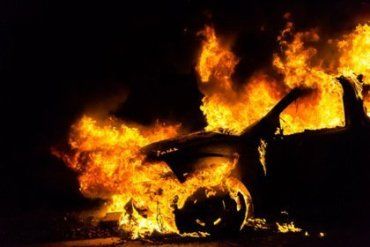 Закарпаття. "Чеський" BMW X5 був знищений вогнем ущент